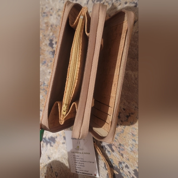 Vegan leather cork and raphia wallet - Picture 9 of 15